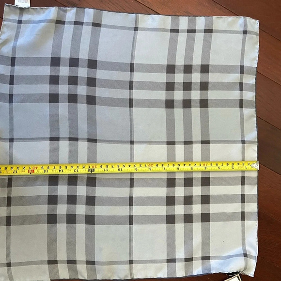 Burberry 100% Silk scarf the "Check" pattern NWT made in Italy grey n black - Picture 7 of 9